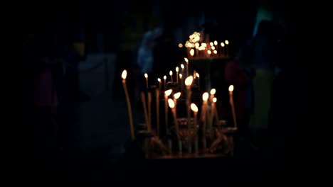 velas-encendidas-en-la-iglesia