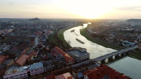 Imágenes-aéreas-de-Mukachevo-centro---vista-superior-al-atardecer