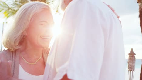 Madura-pareja-caucásica-bailando-en-unas-vacaciones-tropicales