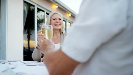 Loving-Caucasian-seniors-enjoying-romantic-dining-on-vacation