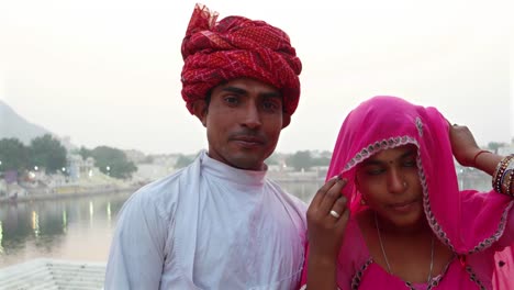 Porträt-der-indischen-Mann-mit-Turban-und-schöne-Frau-im-Sari-vor-Pushkar-See,-Rajasthan,-Indien