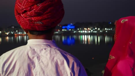 India-pareja-tradicional-en-el-lago-de-Pushkar-en-noche