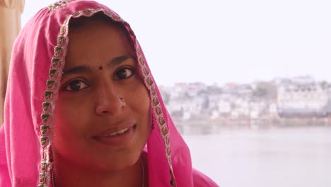 Schwenken-von-schöne-indische-Dame-in-Rosa-Sari,-Gentleman-mit-einem-roten-Turban-in-Pushkar,-Rajasthan