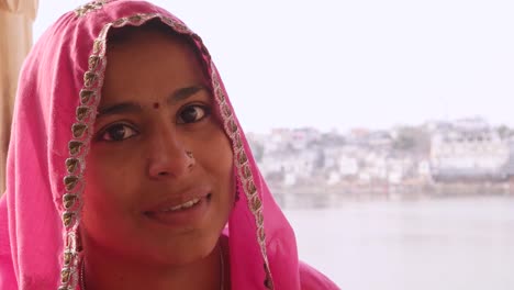 Pan-from-Beautiful-Indian-lady-in-pink-sari-to-gentleman-with-a-red-turban-in-Pushkar,-Rajasthan