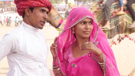 Pareja-elegante-y-hermosa-Rajasthani-en-el-concurrido-recinto-ferial-de-Feria-de-Pushkar,-India