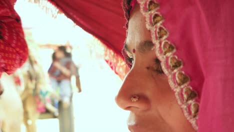 Nahaufnahme-von-Rajasthani-Paar-in-ethnischen-Kleid-genießen-einen-Kamelritt-in-einem-Wohnwagen-in-Pushkar-Fair