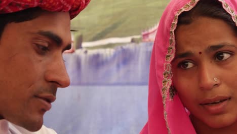 Nahaufnahme-von-schweren-indischen-Ehepaar-eine-Diskussion-mit-einem-farbigen-Hintergrund-sitzen