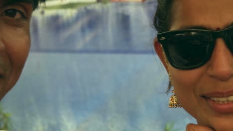 Coole-indische-Küken-mit-Sonnenbrille-und-Rosa-Sari-hanging-around-mit-ihrem-Mann-im-roten-turban