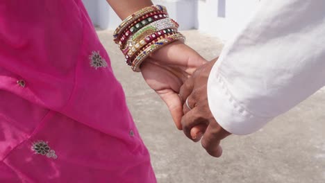 Mano-tiro-de-hermosa-pareja-India-andando-hasta-un-punto-de-vista-en-Pushkar,-Rajasthan,-India