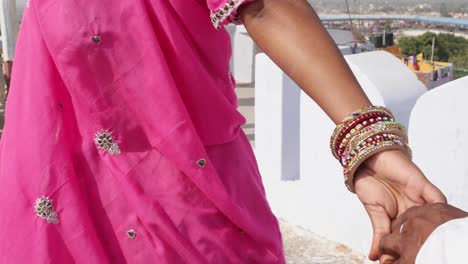 Nahaufnahme-eines-Paares-der-Hände,-um-sie-zu-Fuß-bis-zu-einem-Aussichtspunkt-in-Pushkar,-Rajasthan,-Indien