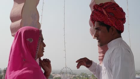 Hermosa-pareja-India-en-una-vista-de-Pushkar-Mela-festival-en-Rajasthan,-India