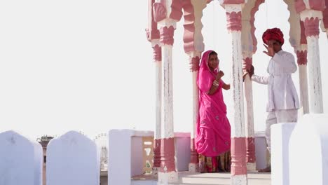 Indische-Paare-in-Tracht-unter-einem-traditionellen-Rajasthani-Chattri-oder-Baldachin
