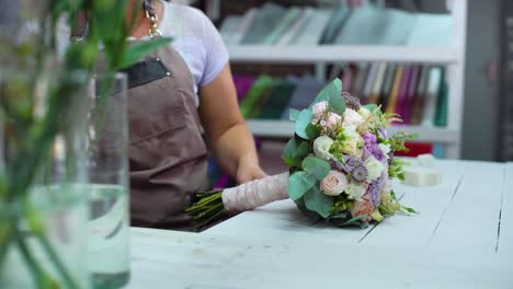 Floreria-profesional-arreglos-con-ramo-de-boda-de-flores-de-cinta-en-estudio-de-diseño-floral