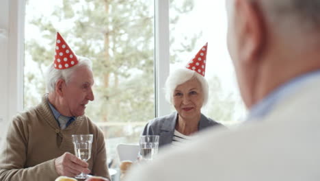 Älteres-Paar-sprechen-auf-Geburtstagsparty