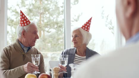 Älteres-Paar-sprechen-auf-Geburtstagsparty