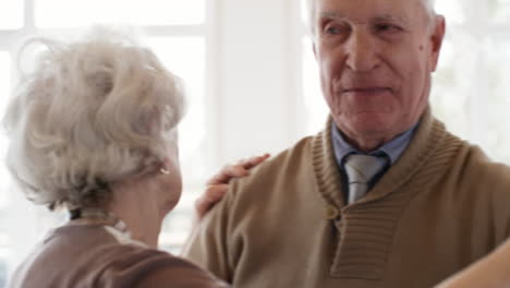 Amantes-de-la-pareja-de-ancianos-bailando-en-fiesta