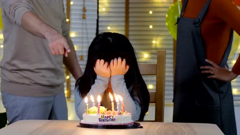 Kleines-Mädchen-mit-Stress-Situation-über-Vater-und-Mutter-streiten-in-ihrem-Geburtstag.