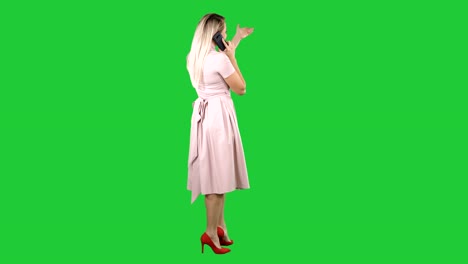 Stehende-junge-schöne-Mädchen-Telefonieren-auf-einem-Green-Screen,-Chroma-Key