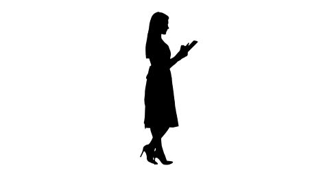 Silhouette-Blondine-in-rosa-Kleid,-zu-Fuß-und-mit-tablet