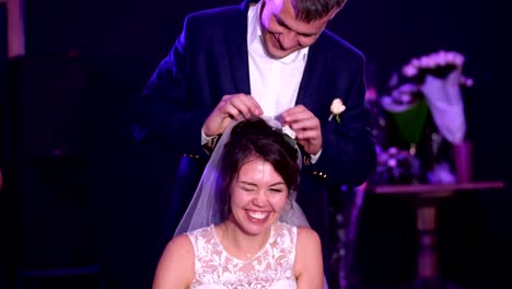 wedding-traditions,-the-groom-removes-the-veil-from-the-bride-at-the-end-of-the-wedding.-the-newlyweds-are-funny,-laughing-and-happy