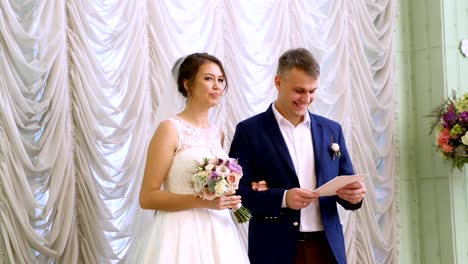 tradiciones-de-boda,-ceremonias.-ceremonia-de-la-boda.-recién-casados-reciben-su-primer-casamiento-familiar.-Registro-de-una-hermosa-pareja-de-recién-casados