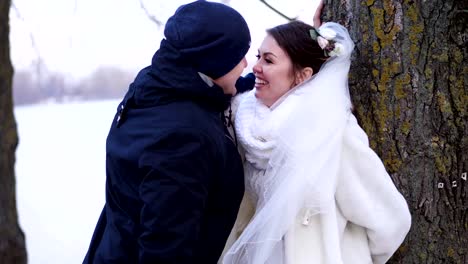 Winterhochzeit,-glücklich,-lachen,-Brautpaar-schön-reden.-frostig,-verschneiten-Tag,-am-Ufer-des-Flusses,-am-Ufer-der-Stadt