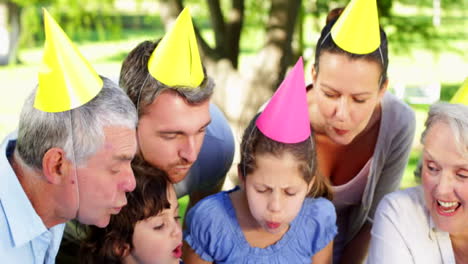 Familie-feiert-kleines-Mädchen-Geburtstag-auf-den-park