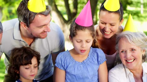 Familie-feiert-kleines-Mädchen-Geburtstag-auf-den-park