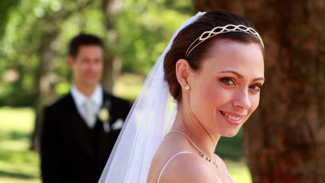 Sonriendo-a-la-cámara-con-novia-novio-pie-en-el-fondo