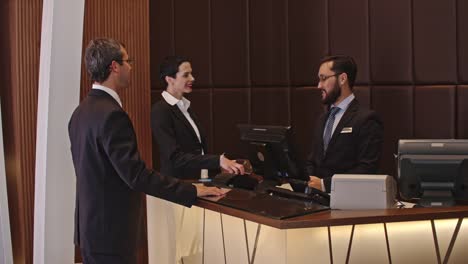 Business-People-Checking-In-the-Hotel