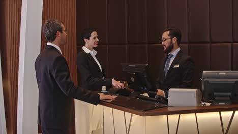 Geschäftsleute,-die-Check-In-im-Hotel