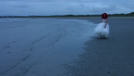 4-k-Schuss-eine-rothaarige-Braut-am-Strand