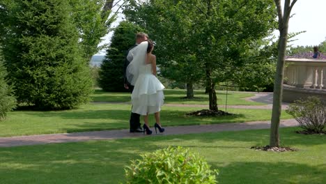 Hochzeitspaar-in-einem-Park.