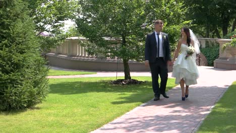 Wedding-couple-in-park.