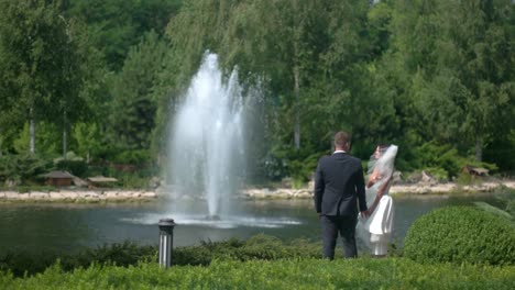 Hochzeitspaar-in-der-Nähe-von-Brunnen.