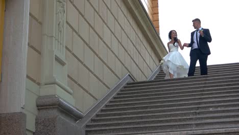 Pareja-de-bodas-caminando-abajo.