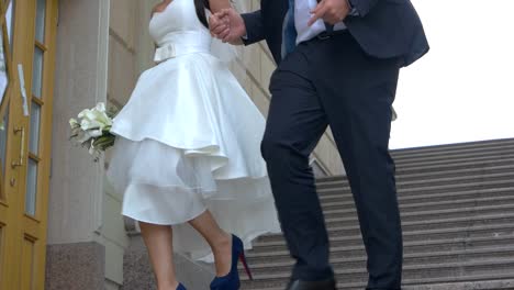 Hochzeitspaar-geht-die-Treppe-hinunter