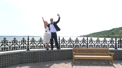 Groom-and-bride-waving-hands.