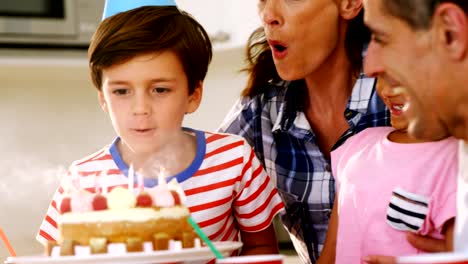 Glückliche-Familie-feiern-Geburtstag