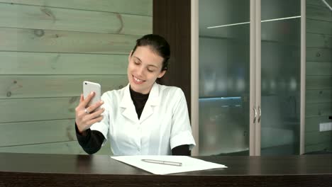 Glücklich-Spa-Manager-unter-Selfies-mit-ihrem-Telefon-an-der-Rezeption