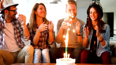 Junge-Gruppe-der-happy-Friends-feiert-Geburtstag