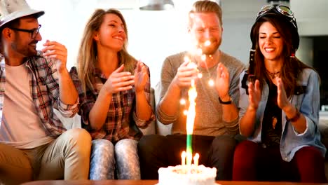 Junge-Gruppe-der-happy-Friends-feiert-Geburtstag