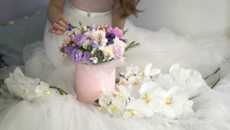 Caja-festiva-con-flores-en-el-vestido-blanco