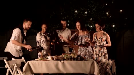 People-slicing-cake-on-party