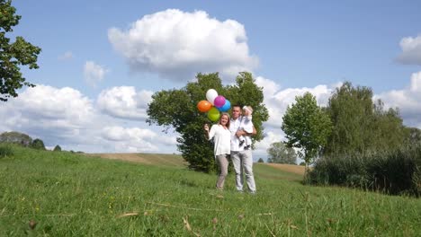 Family-launches-balloons-on-the-lawn