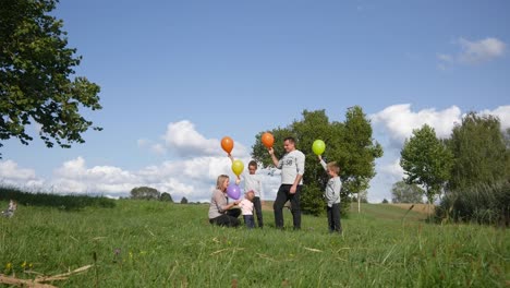 Family-launches-balloons-on-the-lawn