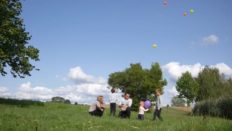 Family-launches-balloons-on-the-lawn