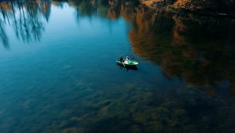 Jóvenes-novios-nadando-a-bordo-en-el-lago-hermoso.-Vista-aérea