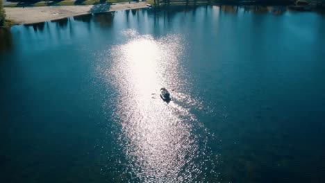 Jóvenes-novios-nadando-a-bordo-en-el-lago-hermoso.-Vista-aérea