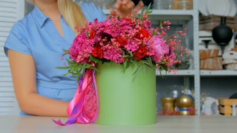 Profesional-Florista-con-bouquet-en-el-estudio